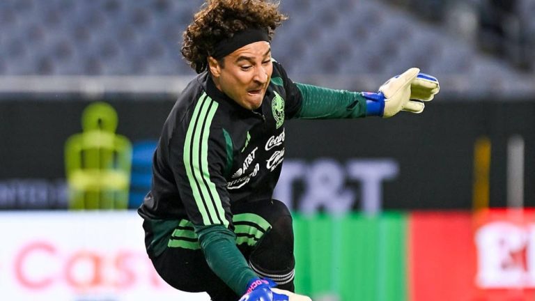 Memo Ochoa no será titular